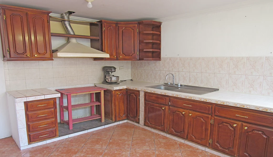 AMPLIA CASA CON DOS DEPARTAMENTOS Y VERDE EN VENTA Cuenca Mandato Paredes