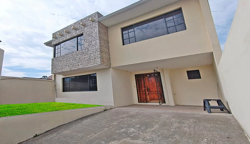SUPER SUPER OPORTUNIDAD – CASA 2 DEPART. – REMODELADA – BAÑOS.