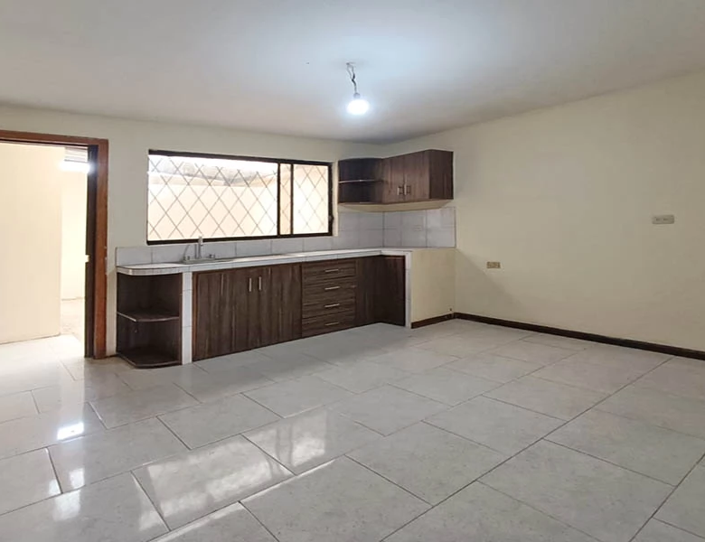 SUPER SUPER OPORTUNIDAD – CASA 2 DEPART. – REMODELADA – BAÑOS.