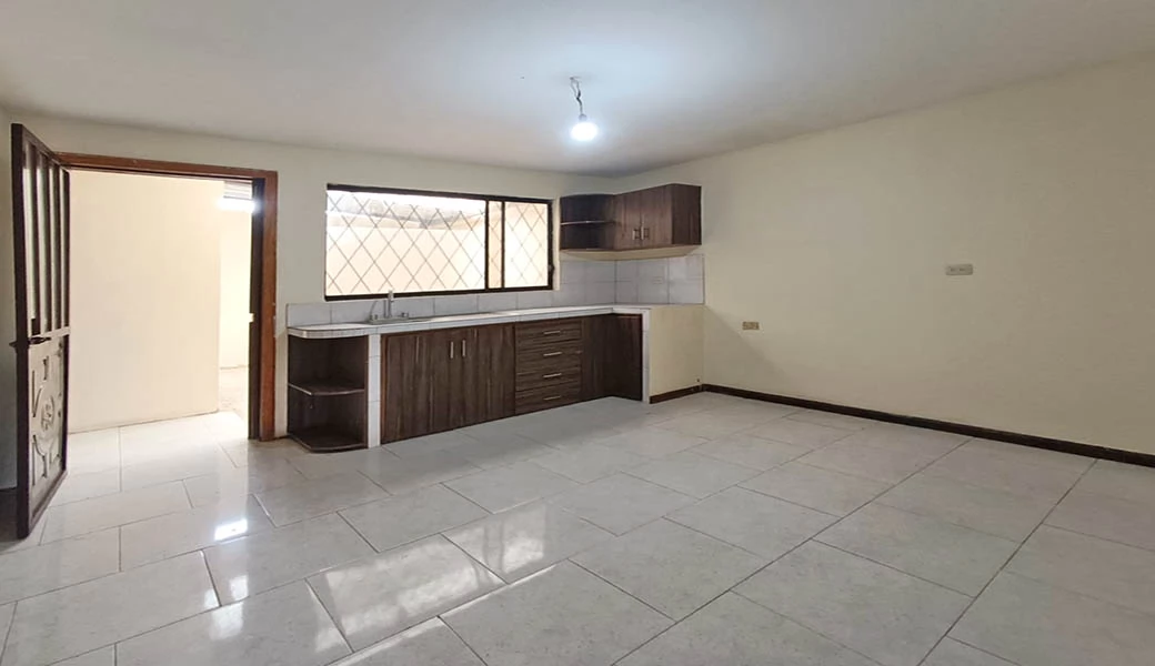 SUPER SUPER OPORTUNIDAD – CASA 2 DEPART. – REMODELADA – BAÑOS.