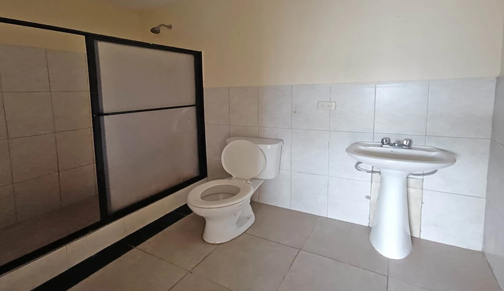 SUPER SUPER OPORTUNIDAD – CASA 2 DEPART. – REMODELADA – BAÑOS.