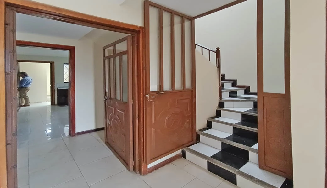 SUPER SUPER OPORTUNIDAD – CASA 2 DEPART. – REMODELADA – BAÑOS.