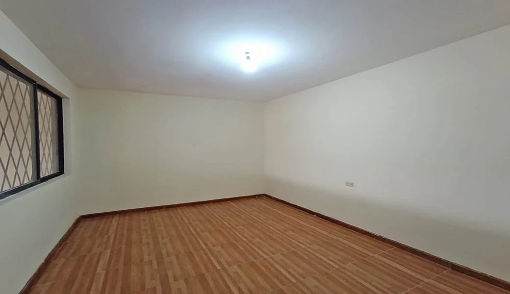 SUPER SUPER OPORTUNIDAD – CASA 2 DEPART. – REMODELADA – BAÑOS.