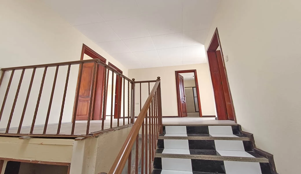SUPER SUPER OPORTUNIDAD – CASA 2 DEPART. – REMODELADA – BAÑOS.
