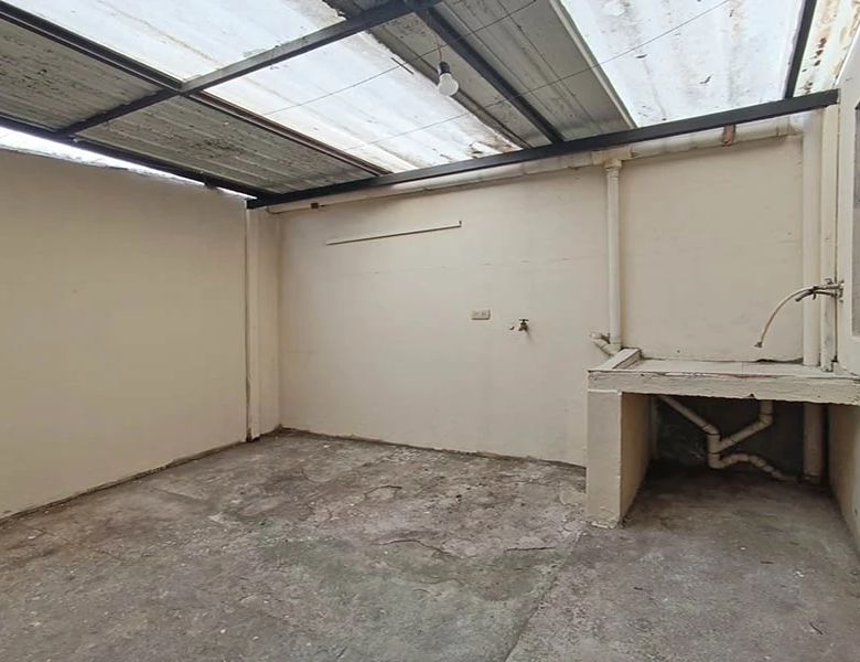 SUPER SUPER OPORTUNIDAD – CASA 2 DEPART. – REMODELADA – BAÑOS.