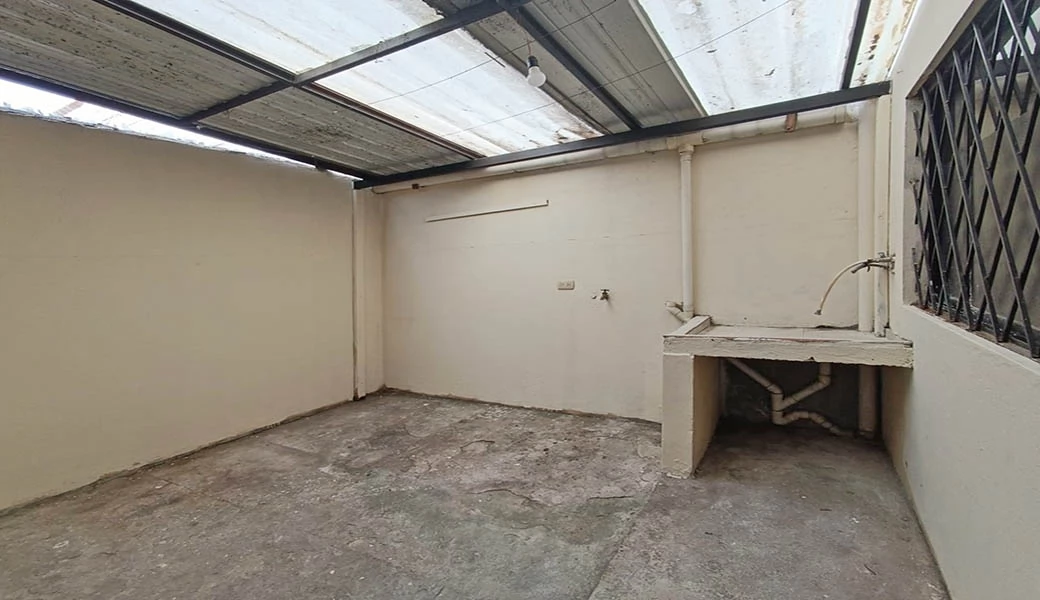 SUPER SUPER OPORTUNIDAD – CASA 2 DEPART. – REMODELADA – BAÑOS.