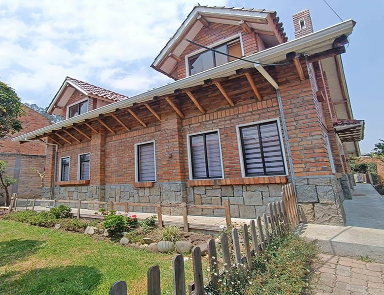 TERRENO EN VENTA – 1.000M2 (25 X 40) – SUPER RESIDENCIAL – IDEAL PARA EDIFICIO.