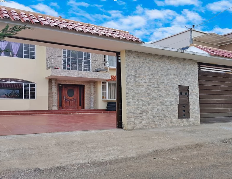 CASA EN VENTA – 2 DEPARTAMENTOS GRANDES Y ELEGANTES.