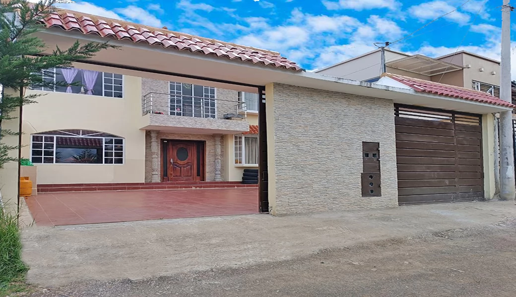 CASA EN VENTA – 2 DEPARTAMENTOS GRANDES Y ELEGANTES.