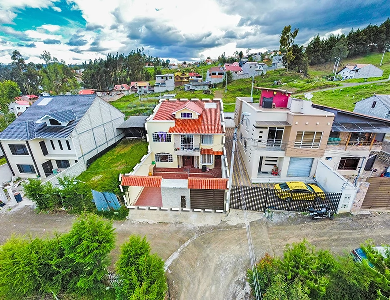CASA EN VENTA – 2 DEPARTAMENTOS GRANDES Y ELEGANTES.