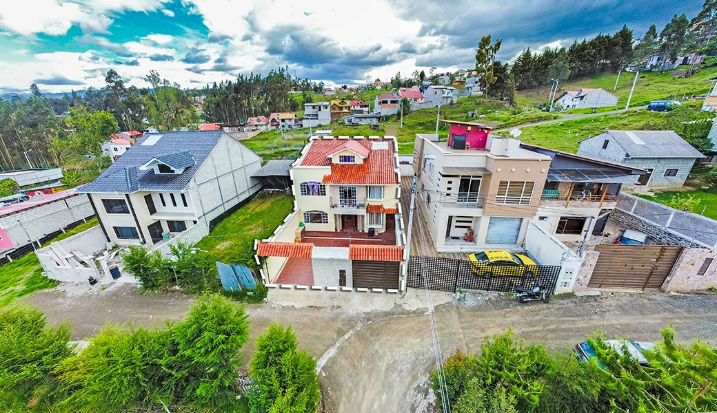 CASA EN VENTA – 2 DEPARTAMENTOS GRANDES Y ELEGANTES.