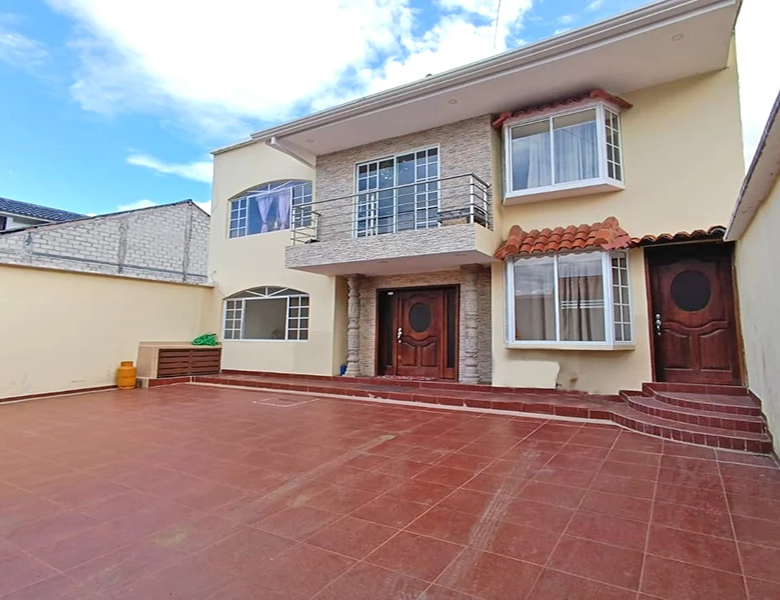 CASA EN VENTA – 2 DEPARTAMENTOS GRANDES Y ELEGANTES.