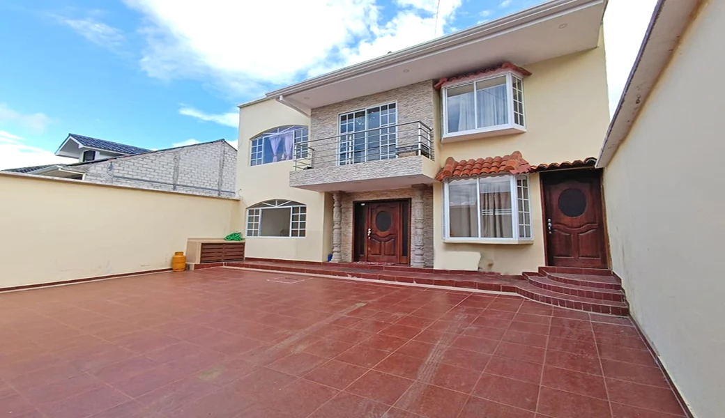 CASA EN VENTA – 2 DEPARTAMENTOS GRANDES Y ELEGANTES.