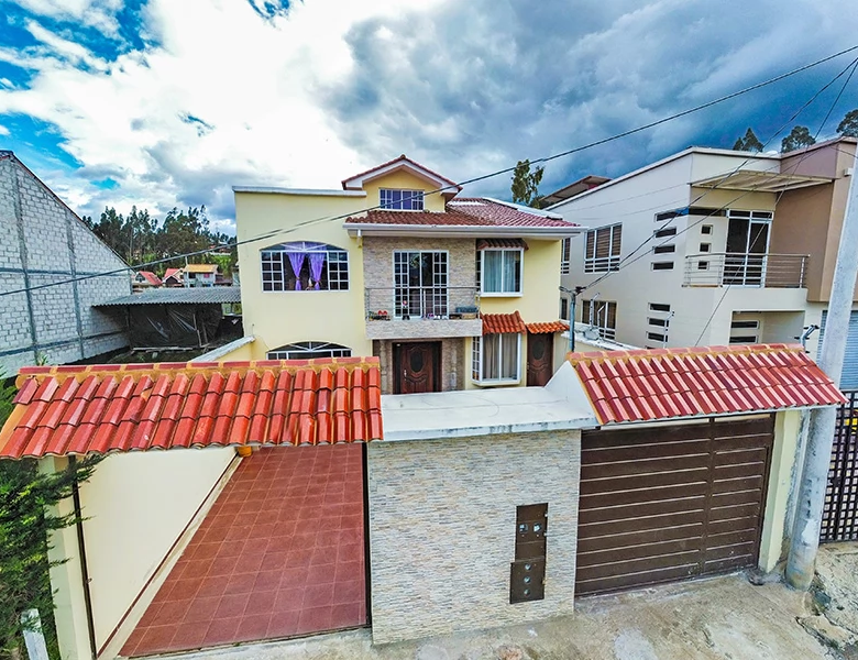 CASA EN VENTA – 2 DEPARTAMENTOS GRANDES Y ELEGANTES.