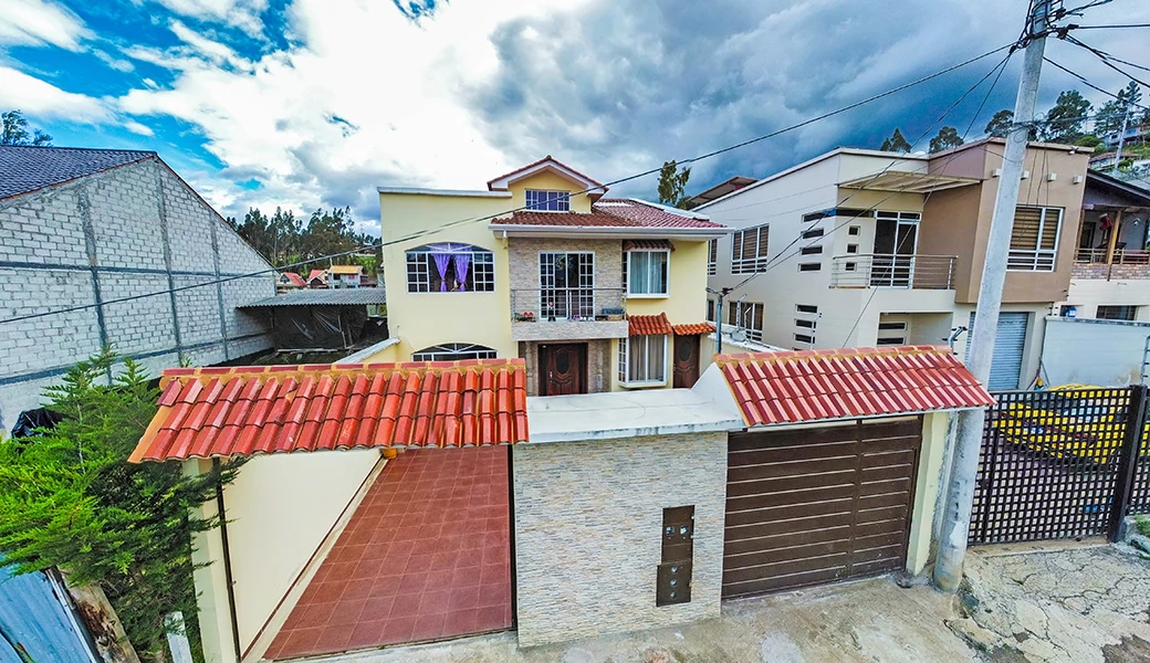 CASA EN VENTA – 2 DEPARTAMENTOS GRANDES Y ELEGANTES.