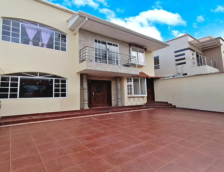 CASA EN VENTA – 2 DEPARTAMENTOS GRANDES Y ELEGANTES.