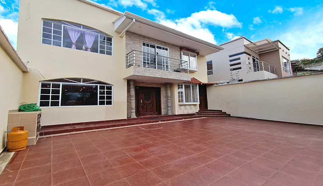CASA EN VENTA – 2 DEPARTAMENTOS GRANDES Y ELEGANTES.