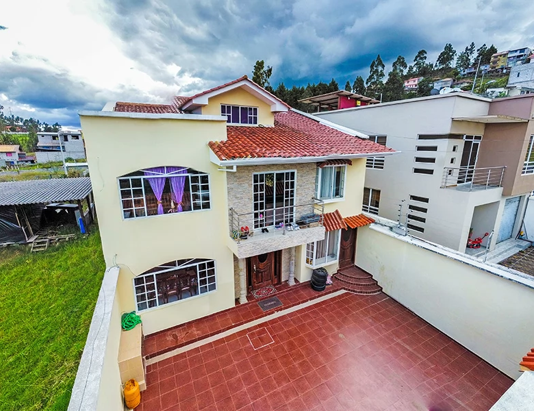 CASA EN VENTA – 2 DEPARTAMENTOS GRANDES Y ELEGANTES.