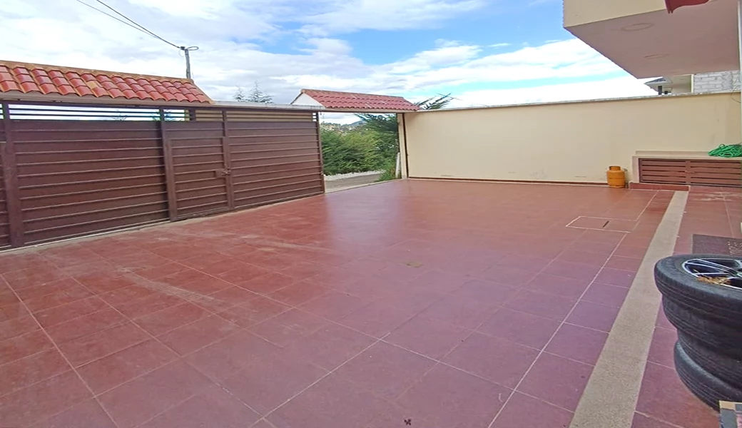 CASA EN VENTA – 2 DEPARTAMENTOS GRANDES Y ELEGANTES.