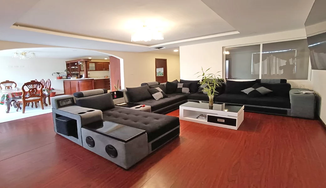 CASA EN VENTA – 2 DEPARTAMENTOS GRANDES Y ELEGANTES.