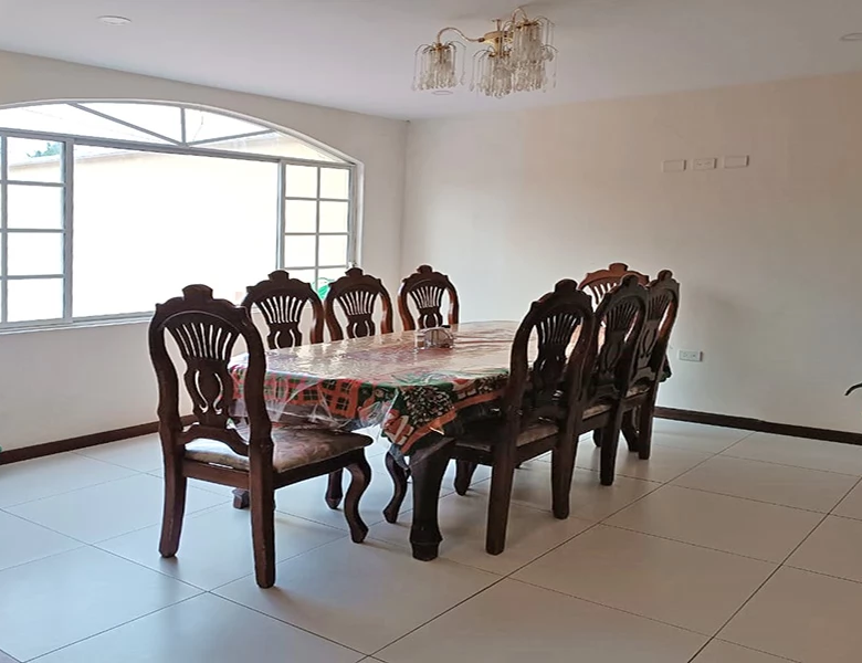 CASA EN VENTA – 2 DEPARTAMENTOS GRANDES Y ELEGANTES.