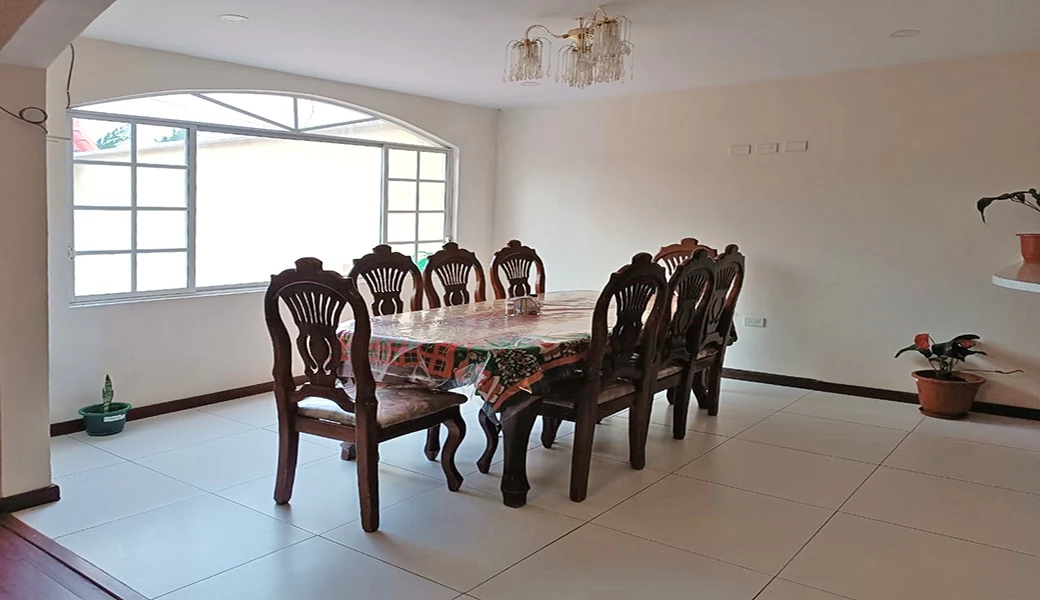 CASA EN VENTA – 2 DEPARTAMENTOS GRANDES Y ELEGANTES.