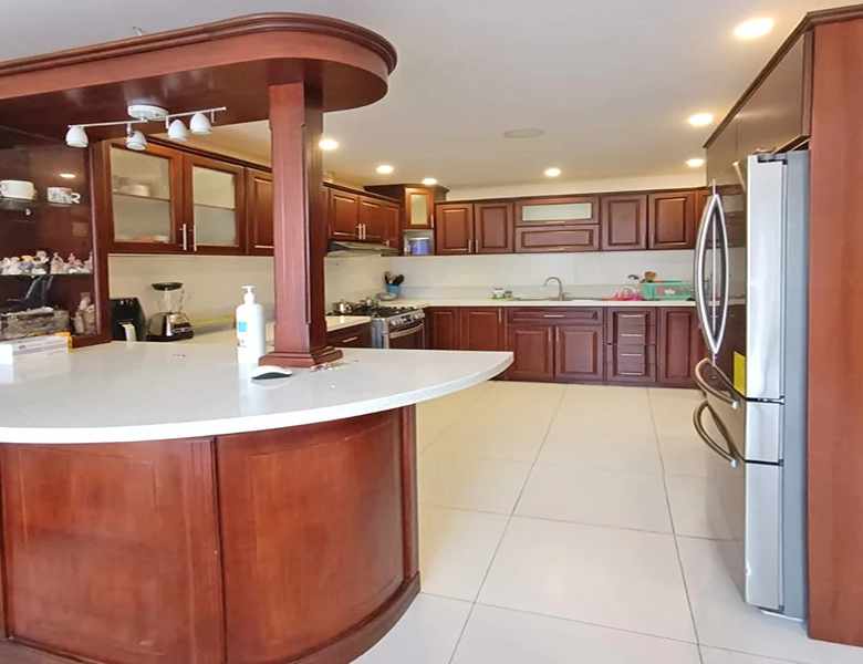 CASA EN VENTA – 2 DEPARTAMENTOS GRANDES Y ELEGANTES.