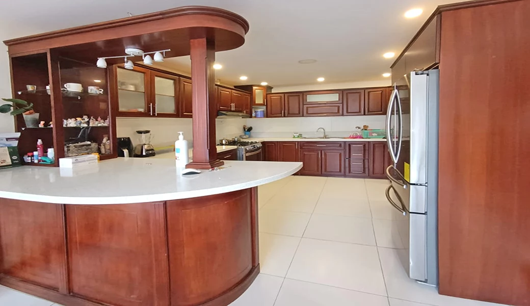 CASA EN VENTA – 2 DEPARTAMENTOS GRANDES Y ELEGANTES.