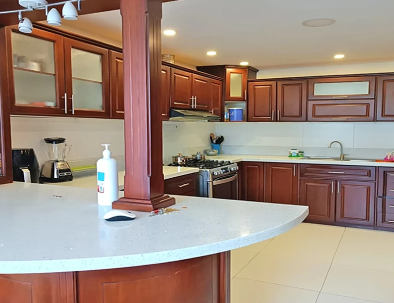 CASA EN VENTA – 2 DEPARTAMENTOS GRANDES Y ELEGANTES.