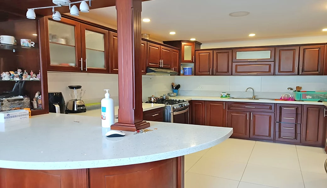 CASA EN VENTA – 2 DEPARTAMENTOS GRANDES Y ELEGANTES.