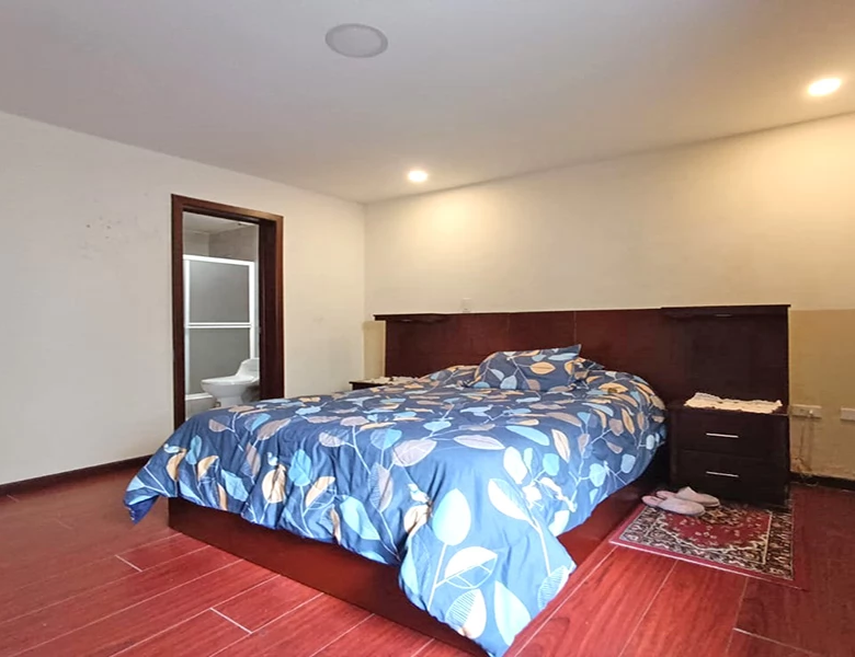 CASA EN VENTA – 2 DEPARTAMENTOS GRANDES Y ELEGANTES.
