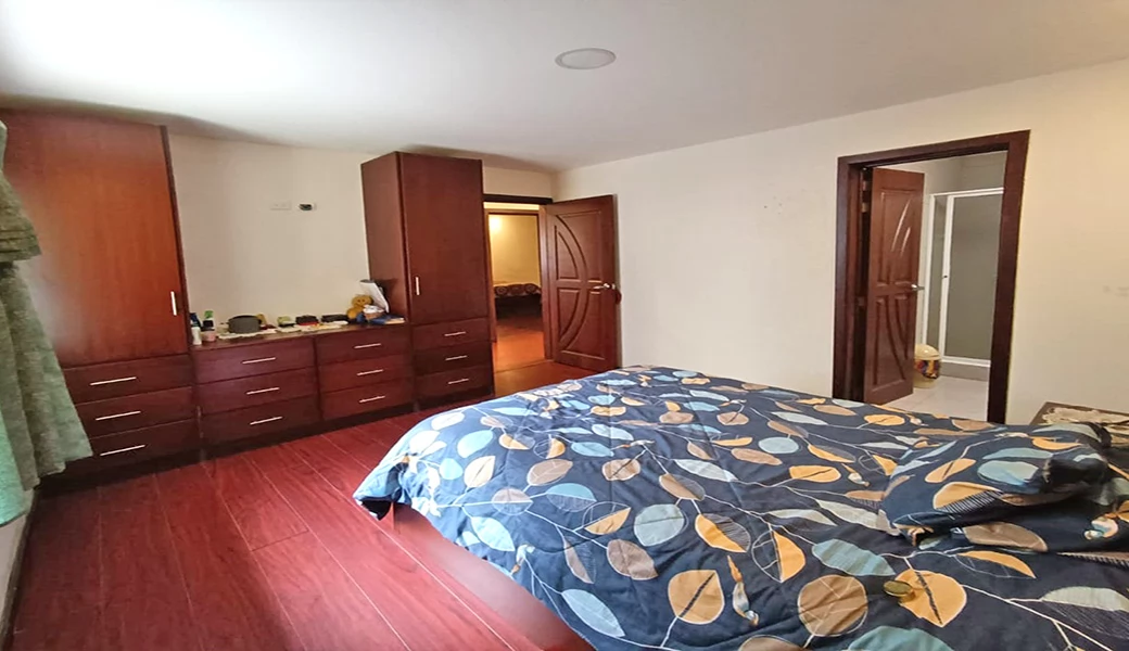 CASA EN VENTA – 2 DEPARTAMENTOS GRANDES Y ELEGANTES.