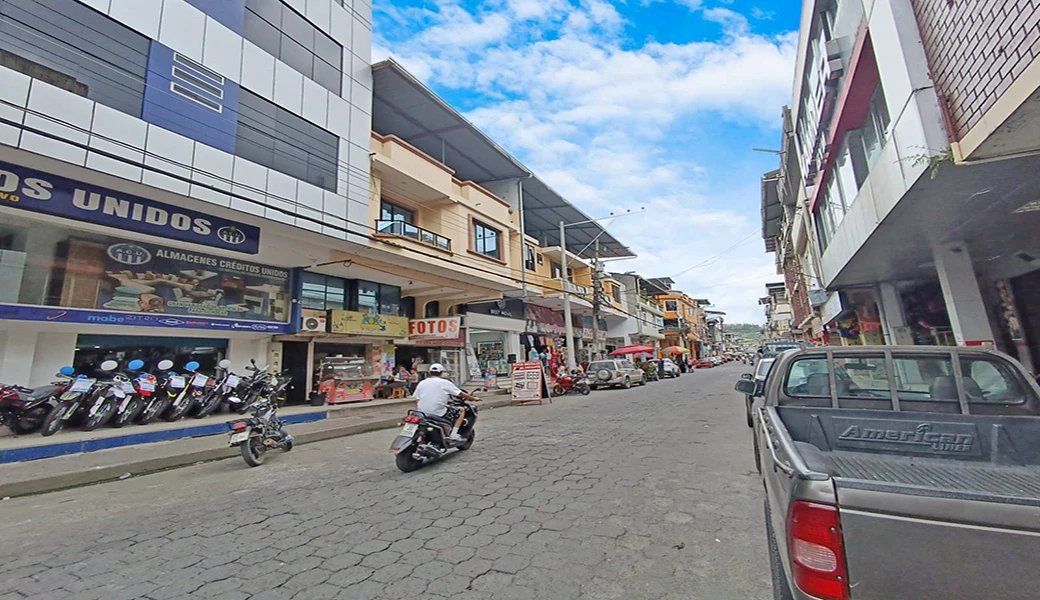 CASA SUPER COMERCIAL Y RENTERA, EN PLENO CENTRO – 3 LOCALES.